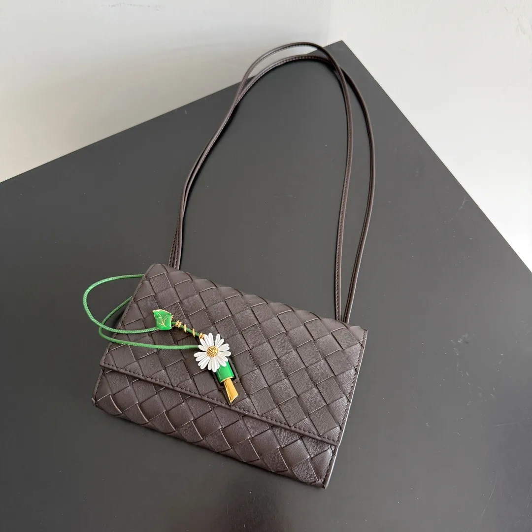Batch 1560 Bottega Veneta2025 new product Daisy Andiamo bag, classic woven crossbody bag, thin shoulder strap is more casual, especially the small pendant design this time, daisy + green leaves + small gold chain, add a playful and smart look to the tough leather🌼Metallic button and knot closure, simple but not simple, elegant texture, elegant weaving attitude. You can also decide how to carry the bag according to your outfit and occasion. It can be used as a clutch bag, shoulder bag, or crossbody bag. It has a high usage rate. 😊Pair it with a simple skirt to instantly become relaxed and fashionable. Pair it with a smart suit to neutralize the formal feeling. It can be used for commuting and dating! Style number: 838870 (836940) Color: black brown Size: 19*12.6*2cm